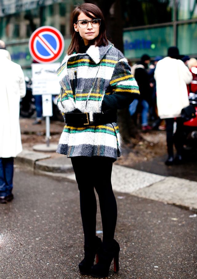 <p>Miroslava Duma también se apunta al <i>tweed</i> con este chaquetón <i>oversize</i> de cuadros que acompaña con <i>maxicinturón</i> y minifalda negra.</p>