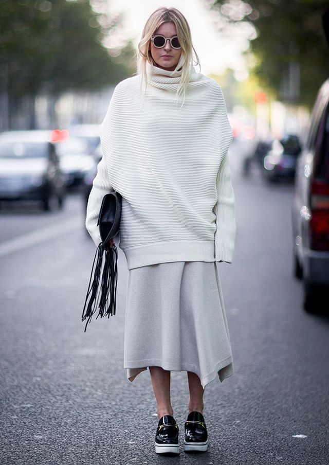 <p>Camille Charrière declina la versión más clara del gris en la falda de punto de bajo desigual y lo acompaña de un jersey 'oversize' con cuello chimenea. Los complementos, en negro pero muy especiales, conforman un 'look' ideal.</p>