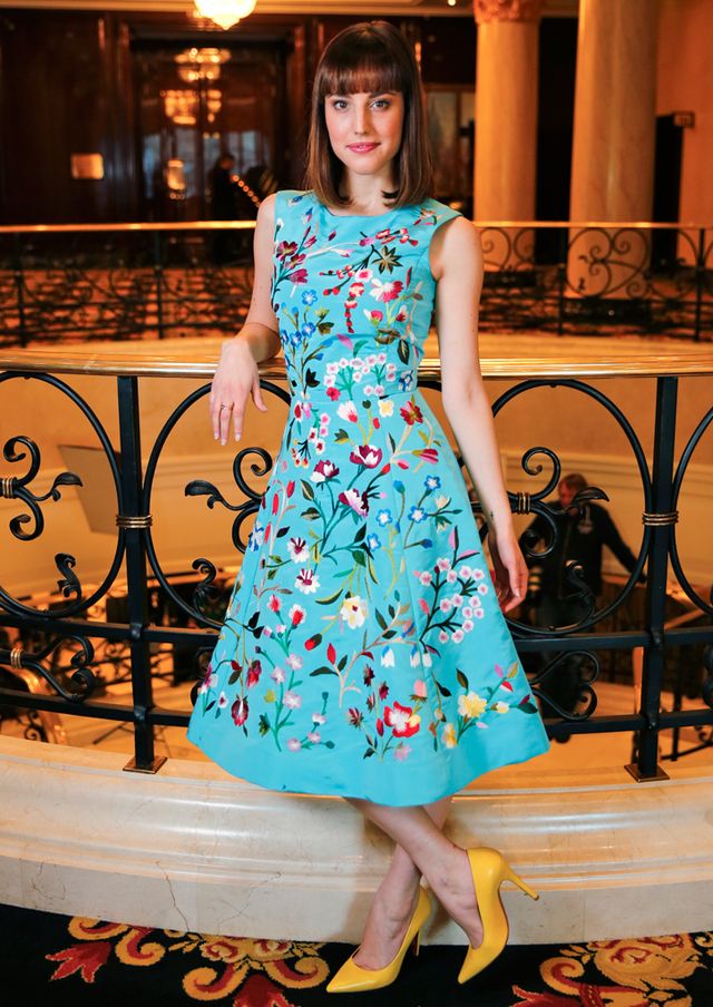 <p>La actriz de 'Vivir es fácil con los ojos cerrados' recibió un premio europeo con este precioso vestido azul con bordados florales y salones amarillos.</p>
