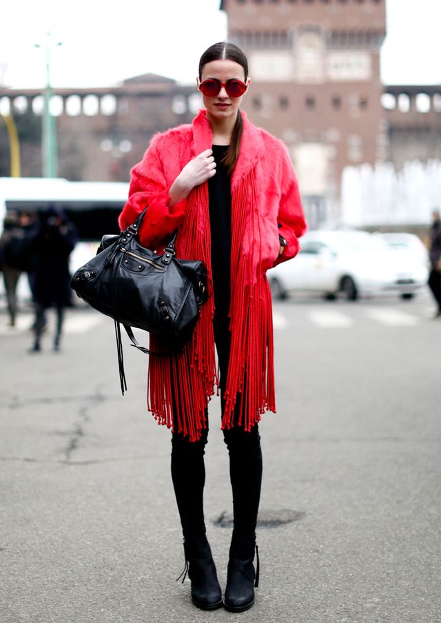 <p>Nos encanta este abrigo de flecos XXL en color rojo, a juego con las gafas. Perfecto para darle color a un frío día de invierno.</p>