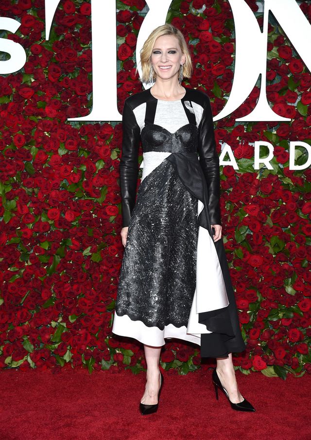<p><strong>Cate Blanchett</strong> sorprendió con este look en blanco y negro con detalles de piel y falso bustier de <strong>Louis Vuitton</strong>.&nbsp;</p>