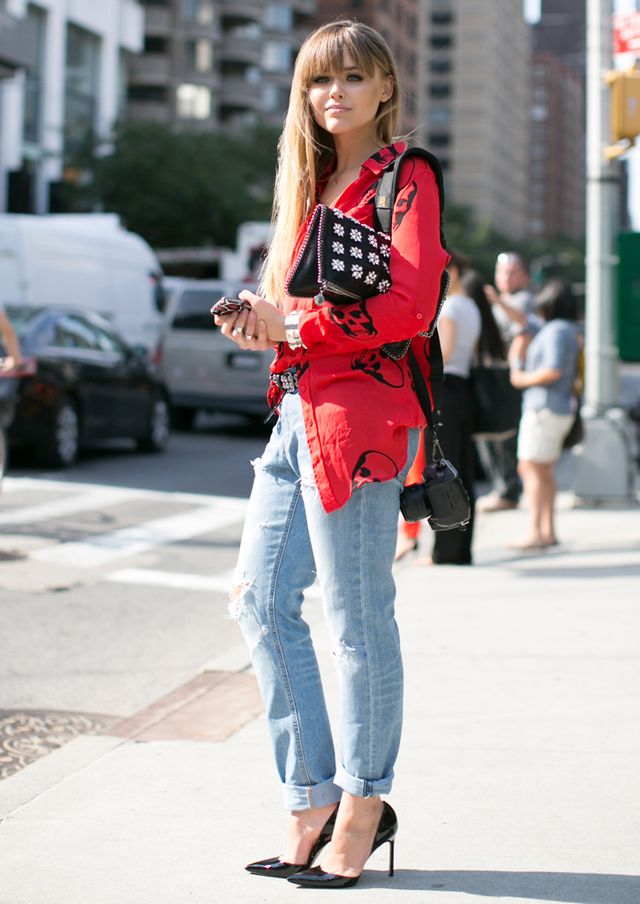 <p>Los 'baggy jeans' son una prenda versátil que aguanta cualquier color, aunque el negro, el blanco y el rojo son sus favoritos. En Nueva York se atreven a lucirlos con una blusa de estampado de calavera.</p>