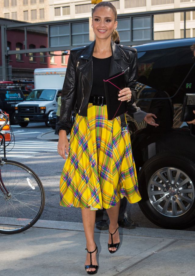<p><strong>Jessica Alba</strong> domina los looks con 'perfecto'. Nuestro favorito es este con falda midi de tartán en tonos flúor combinada, eso sí, con prendas más discretas en negro.</p>