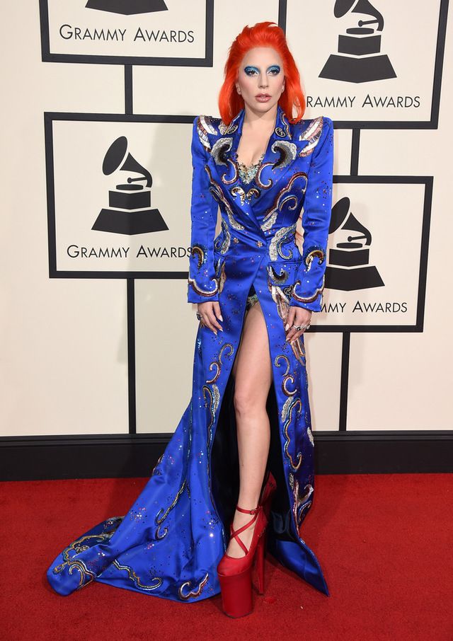 <p><strong>Lady Gaga</strong> quiso homenajear a David Bowie y lo hizo con ete diseño azul con bordados dorados de <strong>Marc Jacobs</strong>, plataformas XL y peluca naranja.</p>