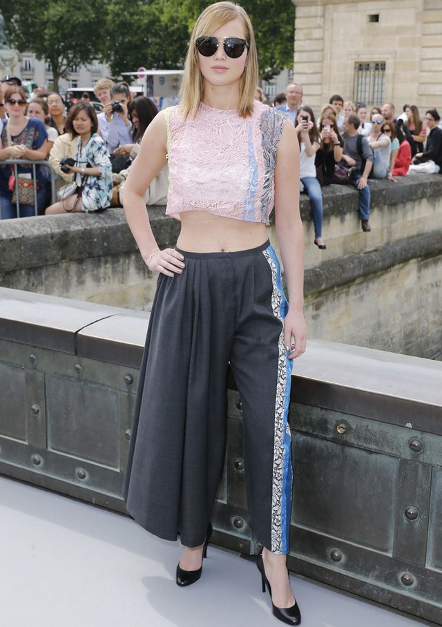 <p><strong>Jennifer Lawrence</strong> arriesgó mucho con este outfit que eligió para acudir al desfile de Alta Costura de Dior con falda pantalón en gris con detalle estampado, crop top en rosa empolvado y pumps negros.</p>