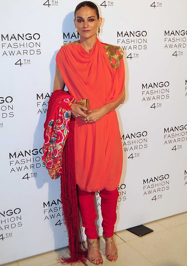 <p>Siempre original, en los Mango Fashion Awards acaparó todos los flashes con un look de estilo hindú en tonos salmón y rosa fucsia al que añádió un mantón de Manila.</p>