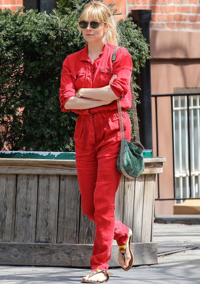 <p><strong>Sienna Miller</strong> integra esta prenda perfectamente en un street style de 10. En rojo y combinado con sandalias y un bolso en print de pitón verde de&nbsp;<strong>Stella McCartney</strong>.</p>