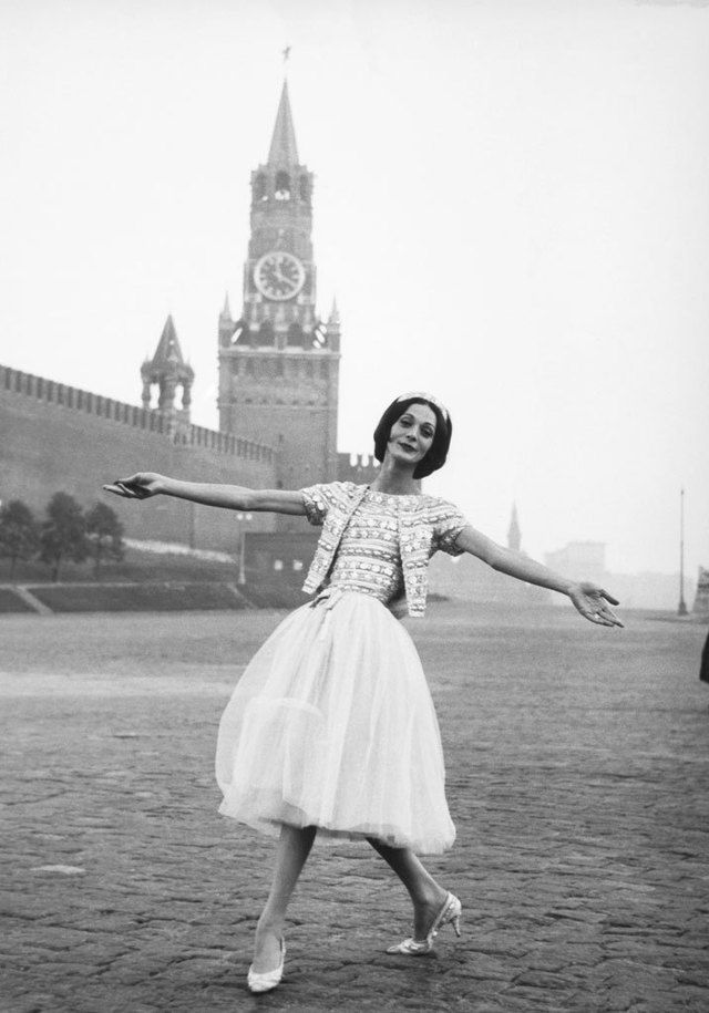 <p>Con la Plaza Roja como fondo, la musa de la Maison posa ante la cámara con un modelo de Alta Costura de la colección primavera-verano de 1959.</p>