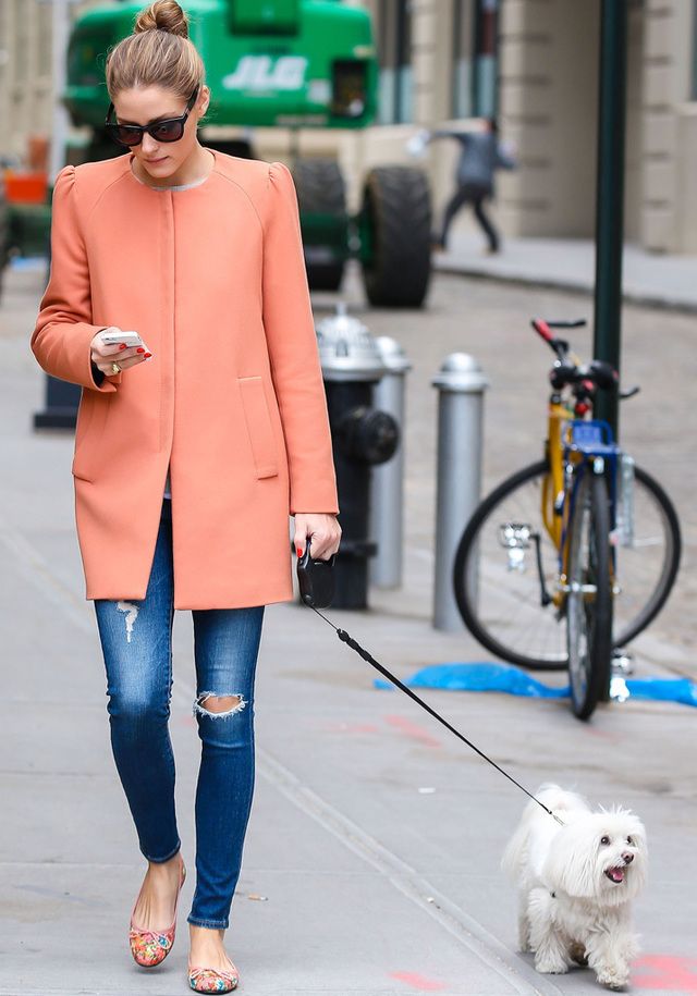 <p>Apuntamos entre nuetros favoritos el outfit de calle de <strong>Olivia Palermo</strong> con abrigo lady naranja de <strong>Zara</strong> como protagonista. Uns pitillos denim y unas bailarinas multicolor, y ya tiene el look.</p>