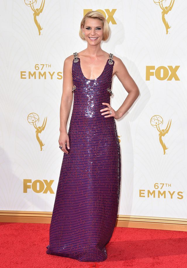 <p><strong>Claire Danes</strong> eligió para los&nbsp;Emmy 2015&nbsp;&nbsp;un original diseño de rayas hechas con 'paillettes' y tirantes de cadenas de <strong>Prada</strong>. Solo ella es capaz de acertar con un estilismo así.</p>