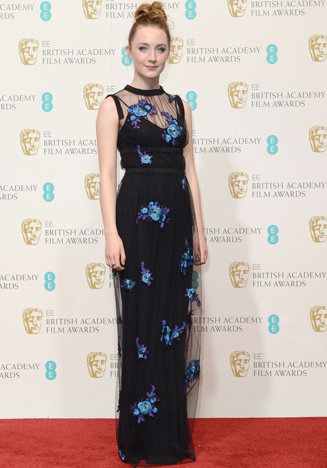 <p>En los Premios BAFTA 2013 deslumbró con un vestido de tul negro con bordado floral en azul eléctrico de <strong>Christopher Kane Pre Fall 2013</strong>. Remató el look con un sencillo moño top knot.</p>