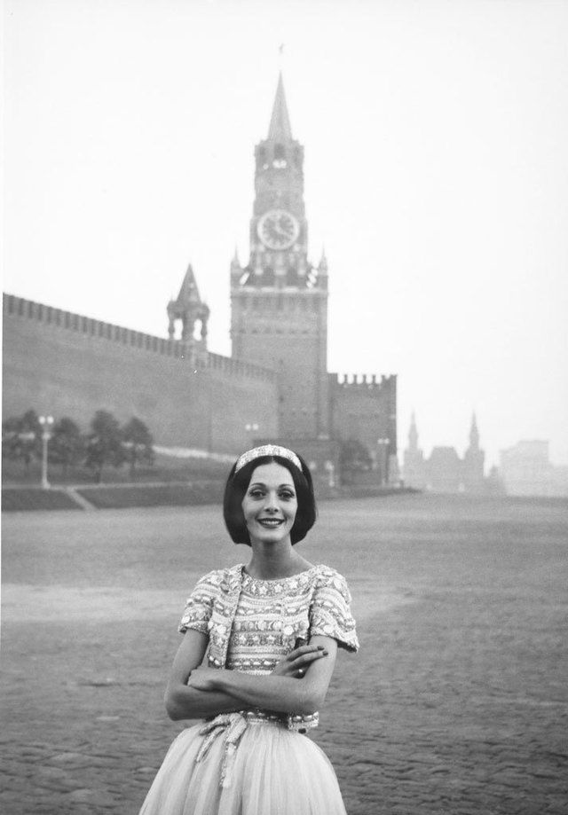 <p>Sonriente y bella, <strong>Kouka</strong> muestra un semblante muy alegre en ese junio de 1959: era una de las doce privilegiadas que desfilaban con una marca en la Plaza Roja de Moscú.</p>