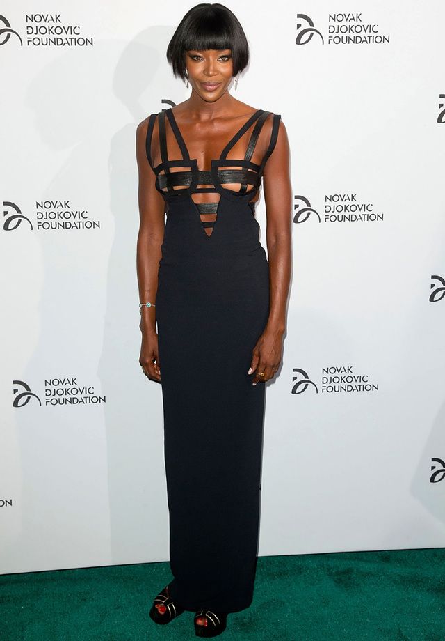 <p>Impresionante <strong>Naomi Campbell</strong> con un vestido largo negro con cuerpo de tiras y sandalias también negro. No necesita más.&nbsp;</p>