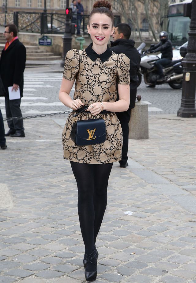 <p><strong>Lily Collins</strong> con minivestido barroco y bolso Louis Vuitton.</p>