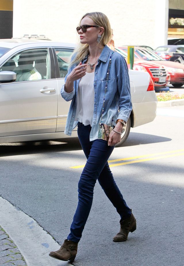 <p>Si hay una famosa que siempre acierta con sus looks básicos, esa es <strong>Kate Bosworth</strong>: nos encanta su apuesta por el 'total denim' con pantalón pitillo oscuro y camisa vaquera de efecto <i>tye-dye</i>. ¿El toque de distinción? Un mini bolso-joya.</p>