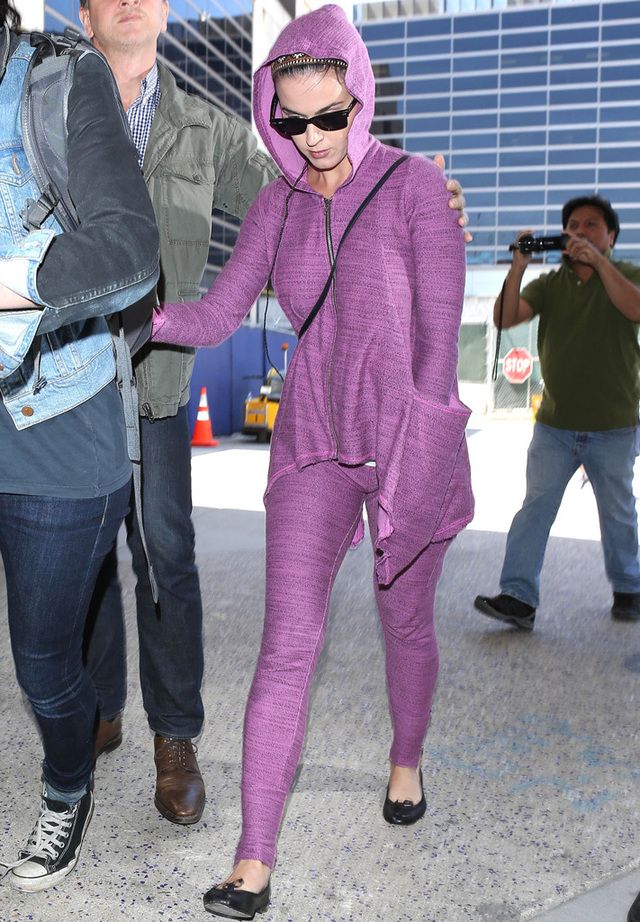 <p>Incomprensible el estilismo <strong>Katy Perry</strong> con un conjunto sport morado con chaqueta con capucha y bailarinas negras.&nbsp;</p>