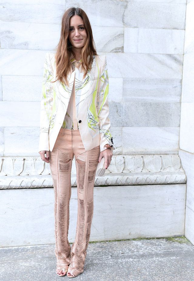 <p>La blogger española Gala González escogio un alegre y original conjunto de chaqueta y pantalón en tonos coral y blanco.</p>