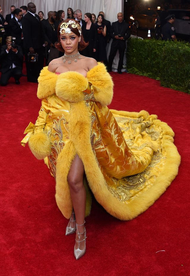 <p>No ha habido entrada más espectaular que la de <strong>Rihanna</strong> en toda la gala. ¿El diseñador de este abrigo mostaza de cola y pelo? <strong>Guo Pei</strong>. Un ejemplar que se mostrará en la exposición del MET. </p>