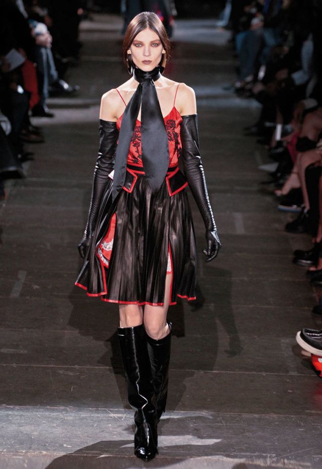 <p>Look gótico que se podría considerar una actualización del outfit de Winona Ryder en Beetlejuice. Nos fijamos especialmente en los detalles: el lazo al cuello, los puntos en rojo...</p>