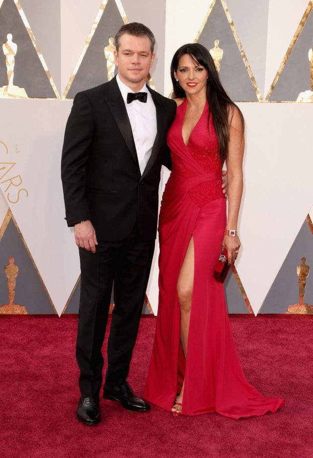 <p>Aunque el vestido rojo de la mujer de Matt Damon no fue lo peor de la noche, en general su look y en especial su peinado, no nos parecen a la altura de una noche como ésta.</p>