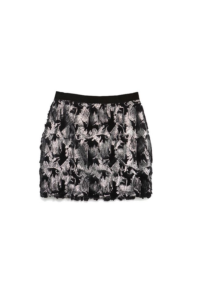 <p>Minifalda con estampado bicolor a base de <i>paillettes</i> de <strong>Zara,</strong> 29,95 €.</p>