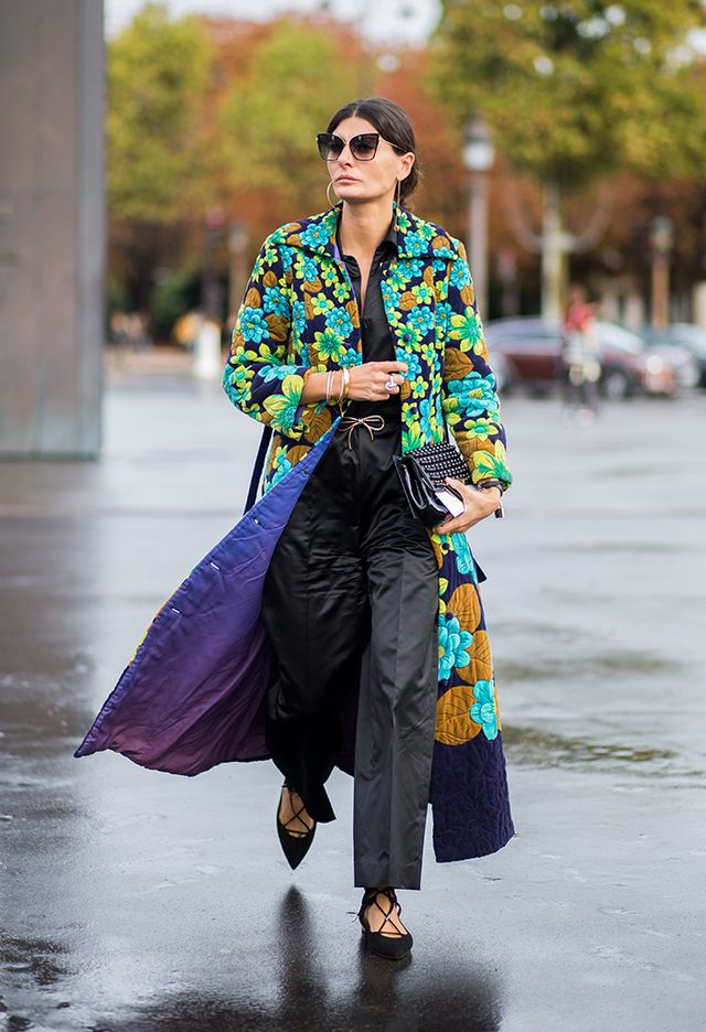 <p>La editora de moda<strong> Giovanna Battaglia </strong>apuesta por los tonos primaverales para el desfile de <strong>Chanel</strong> con este abrigo acolchado de <i>print</i> floral que resta seriedad a un look dominado por el negro.&nbsp;</p><p><strong>&nbsp;</strong></p>