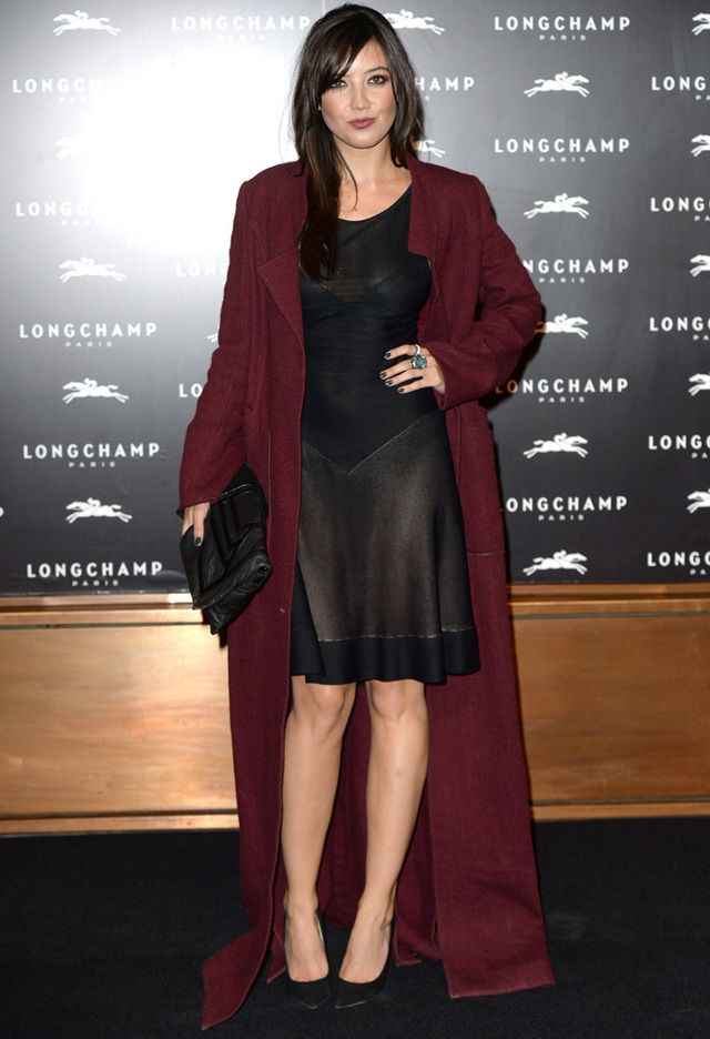 <p>En la reciente fiesta Longchamp, vimos a <strong>Daisy Lowe</strong> enfundada en un LBD de dos texturas y falda de vuelo y muy calentita con un abrigo XXL en color granate, a juego con el color de sus labios.</p>