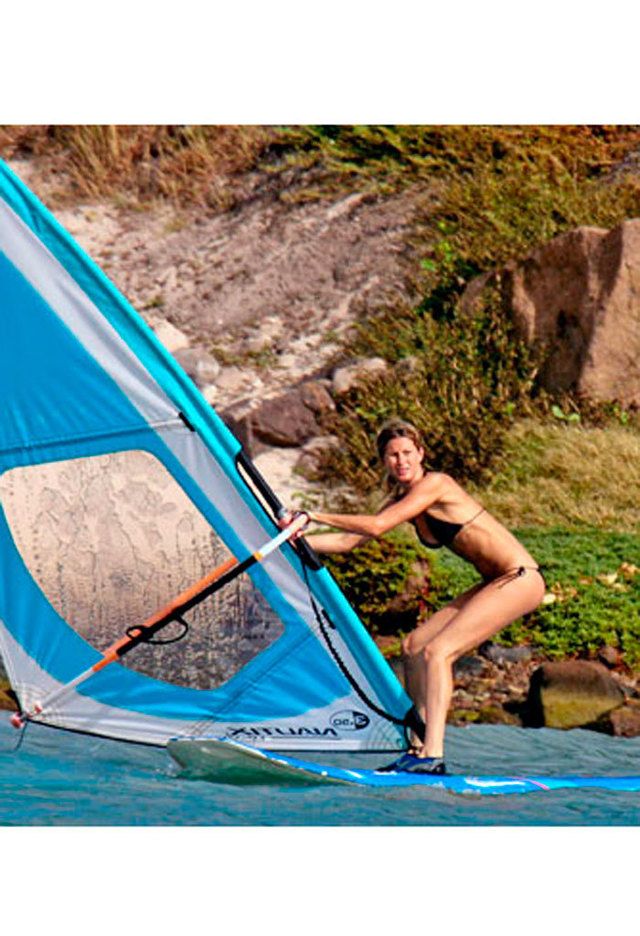 <p>Gisele Bündchen además de practicar yoga también ha hecho sus pinitos en windsurf. <strong>Si vas a empezar, haz como la modelo y elige un día en el que el oleaje brille por su ausencia y no haya demasiado viento</strong> (un poco sí es necesario), te pondrá las cosas mucho más fáciles.</p>