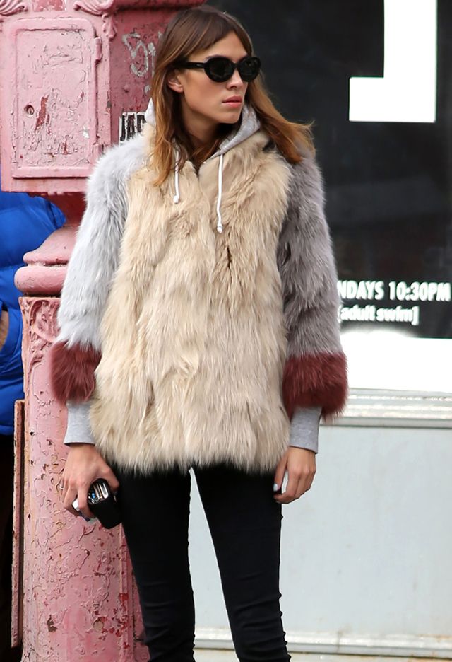 <p>Un abrigo de pelo tricolor es el apunte folk a este 'outfit' de Alexa Chung, muy casual, con sudadera gris deportiva, pitillos oscuros y botines.</p>