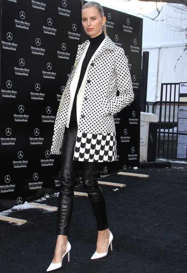 <p>La modelo checa lució en la MBFW de Nueva York un estilismo en blanco y negro con un abrigo de doble estampado, lunares negros y geometrías.</p>