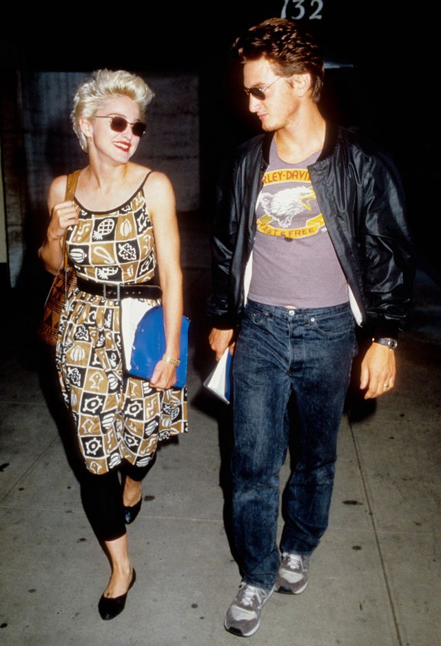 <p>Hablando de cine: cobró un millón de dólares por actuar en 'Shangai Surprise' (1986) junto a su entonces marido Sean Penn. La película fue un auténtico fiasco, costó 17 millones de dólares y recaudó tan solo 2. En su siguiente trabajo cinematográfico, 'Dick Tracy' (1990), Madonna se rebajó voluntariamente el caché hasta los 35.000 dólares.</p>