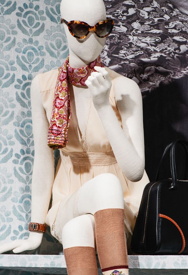 <p>En los diseños de estilo melocotón, Prada se ha inspirado en los años setenta, con escotes en V y aplicaciones de encaje.</p>