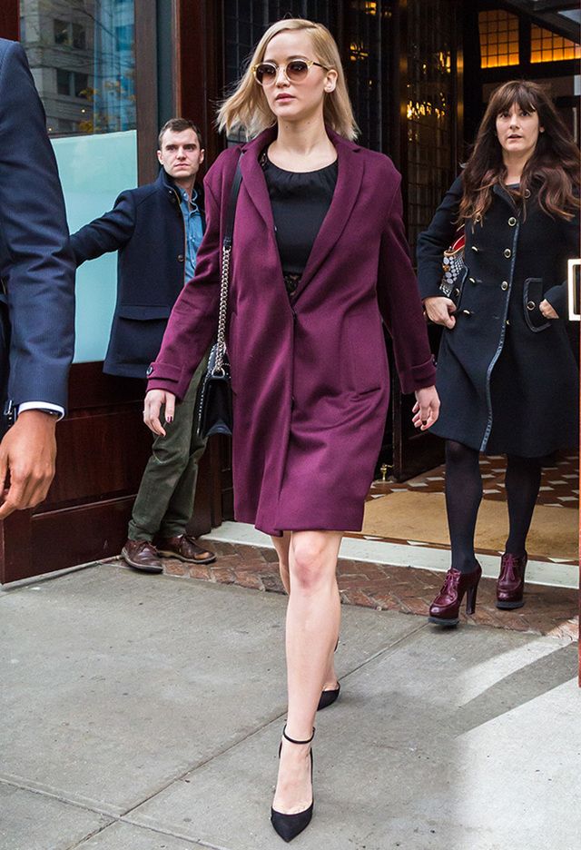 <p>La actriz del momento, muy elegante con este abrigo en color berenjena sobre minivestido.<strong> Jennifer Lawrence</strong> lo complementa con tacones de pulsera y bolso al hombro, todo en negro.</p>