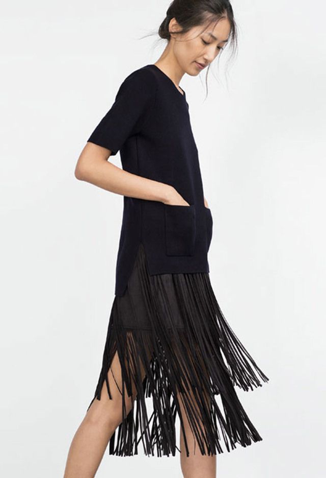 <p>Falda midi con flecos a dos alturas de <strong>Zara,</strong>&nbsp;39,95 €.</p>