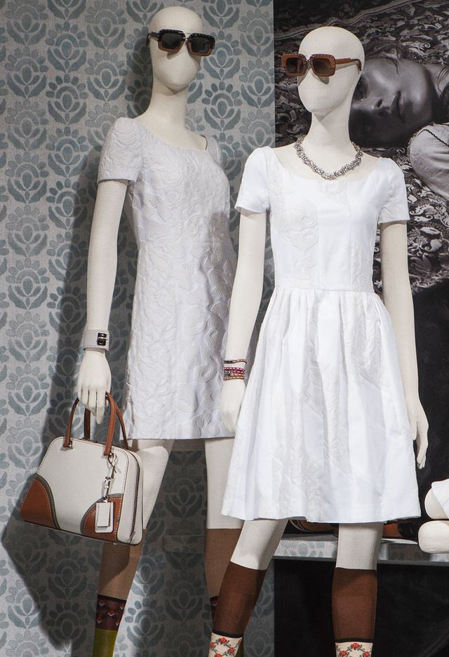 <p>Dos de los vestidos blancos de la colección cápsula: el de la izquierda es recto, con cierta inspiración años sesenta, mientras que el de la derecha tiene algo de vuelo en la falda.</p>
