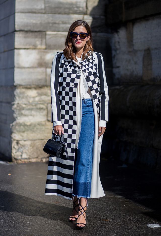 <p>La modelo y bloguera <strong>Eleonora Carisi&nbsp;</strong>en el desfile de <strong>Valentino,</strong>&nbsp;con un abrigo de estampado geométrico en blanco y negro en París.&nbsp;</p><p><strong>&nbsp;</strong></p>
