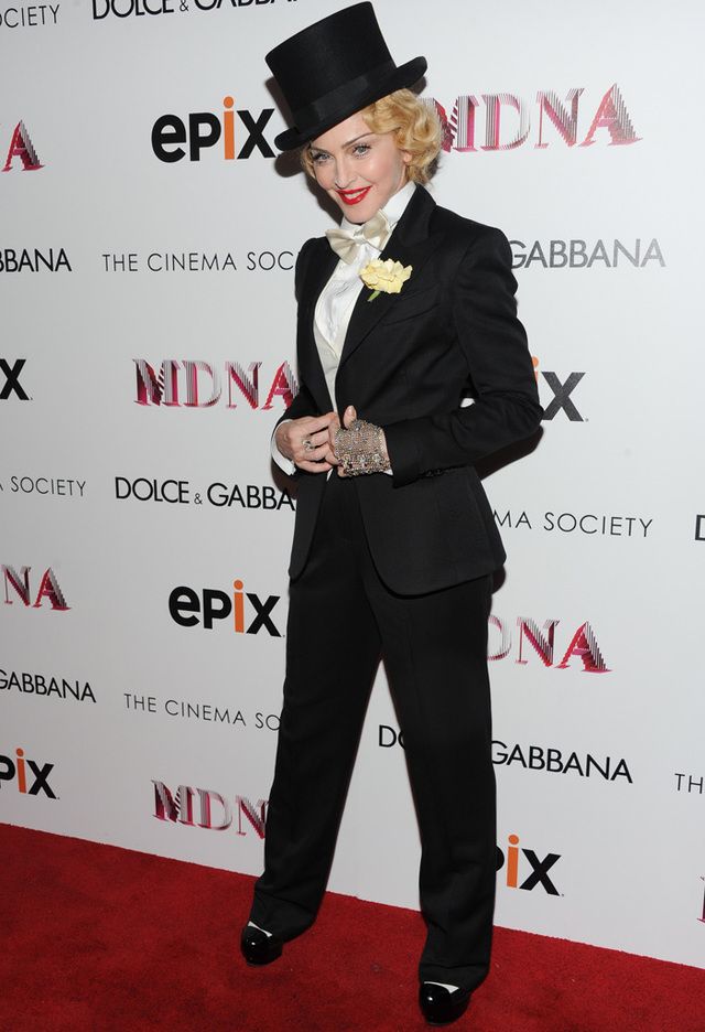 <p><strong>Madonna</strong> con un look 100% masculino de <strong>Dolce&amp;Gabbana</strong>. La idea masculina en la alfombra roja nos gusta pero el error viene cuando parece más un disfraz que un traje.</p>
