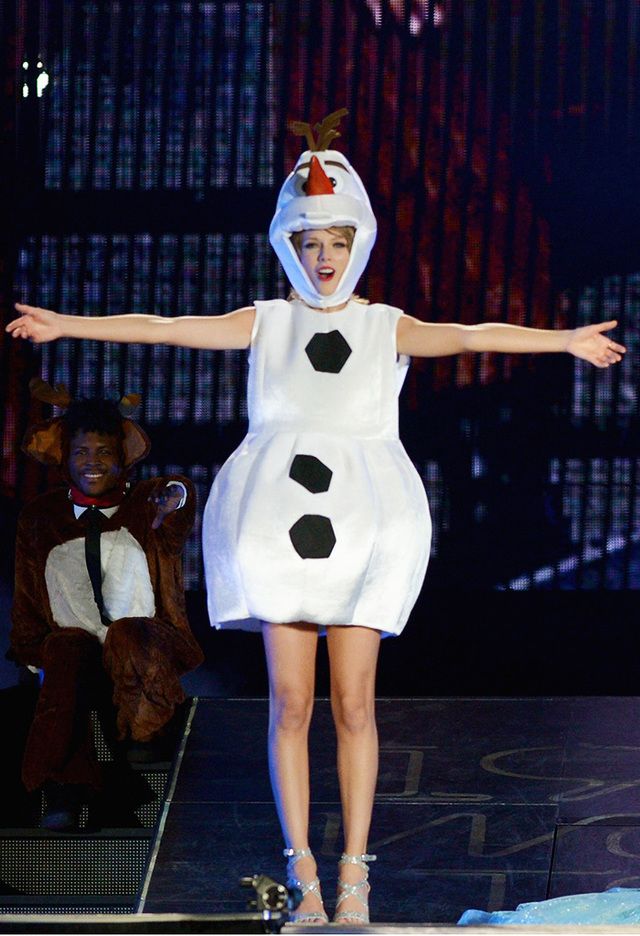 <p><strong>Taylor</strong> también quiso celebrar Halloween con sus fans, por eso durante su actuación en Tampa (Florida), la artista pop saltó al escenario con este enternecedor disfraz de Olaf, el muñeco de nieve de <i>Frozen.</i>&nbsp;</p>