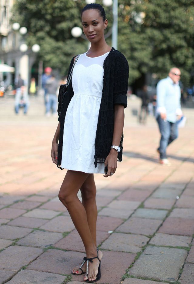 <p>Un sencillo vestido blanco puede tener un 'twist' combinándolo con una chaquetita larga negra, un bolso negro y planos en los que se unan ambos tonos.</p>
