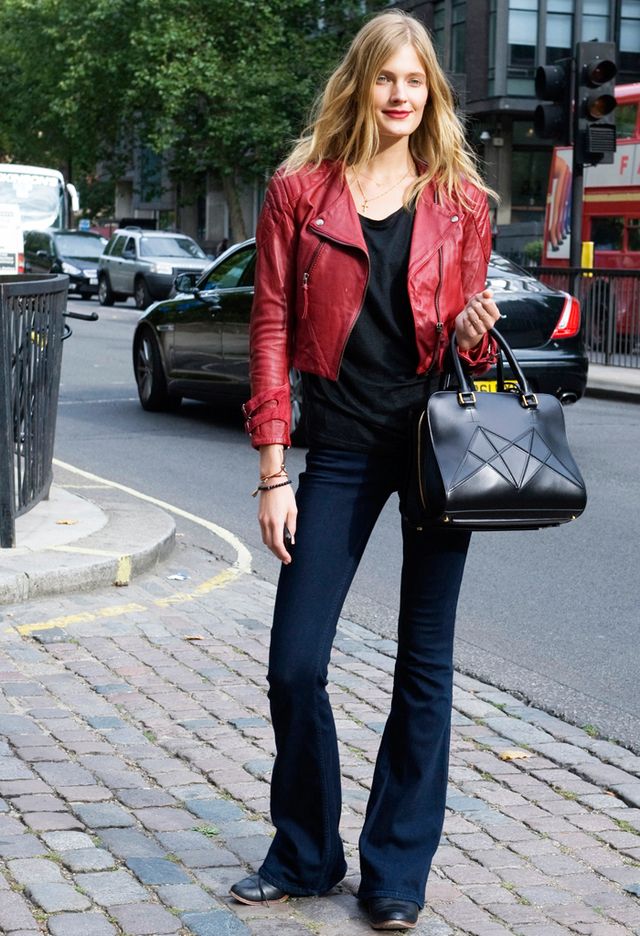 <p>En Londres nos encontramos este look de Perfecto roja, camiseta negra, pantalones vaqueros ligeramente acampanados, planos y bolso <i>lady.</i> Cómodo y muy <i>chic.</i></p>