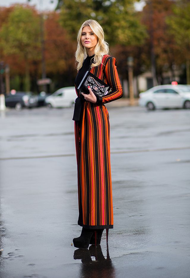 <p>Ante la llegada del frío, es mejor sumar centímetros y no escatimar en color. La bloguera <strong>Lala Rudge</strong> recurre a esta tendencia luciendo un abrigo extra largo a rayas de <strong>Balmain</strong>&nbsp;para el desfile de <strong>Chanel</strong> durante la pasada Semana de la moda de París.&nbsp;</p><p><strong>&nbsp;</strong></p>
