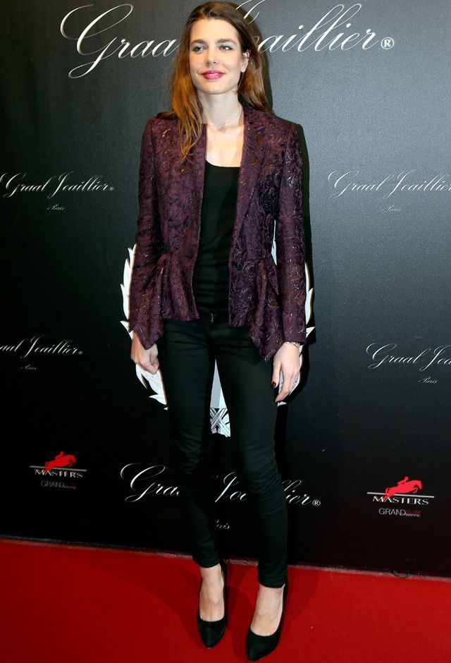 <p>En los <i>Gucci Paris Masters 2012</i> vimos a <strong>Carlota Casiraghi</strong> con un<i> total black</i> de pitillos y top que rompió con su chaqueta deluxe borgoña asimétrica.</p>