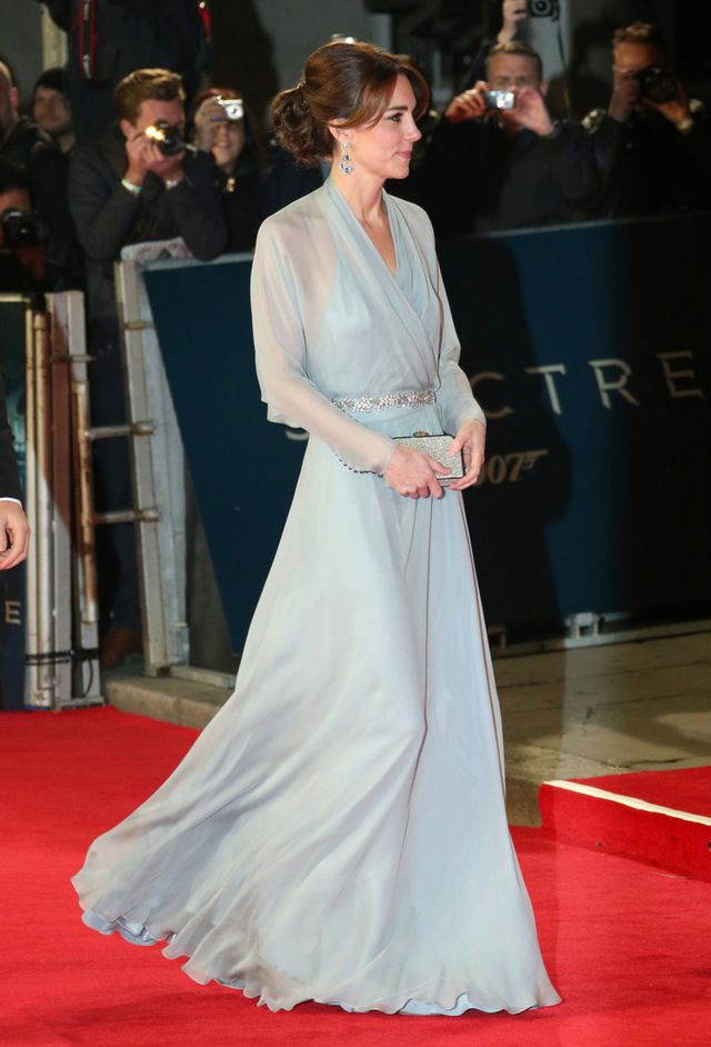 <p><strong>Kate Middleton</strong> eligió un vaporoso vestido en azul palido con sutiles transparencias y detalle joya en la cintura de <strong>Jenny Packham</strong>, clutch de la misma firma y sandalias de <strong>Jimmy Choo</strong>.</p>