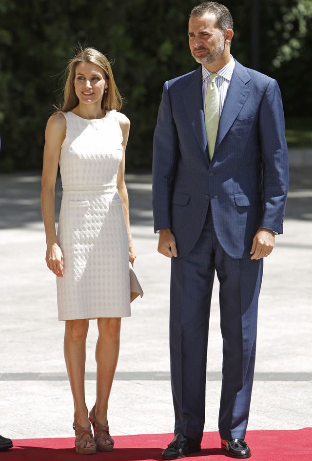 <p>En el armario de Letizia no faltan los básicos como este little white dress que acompaña de accesorios en nude, otro básico.&nbsp;</p>