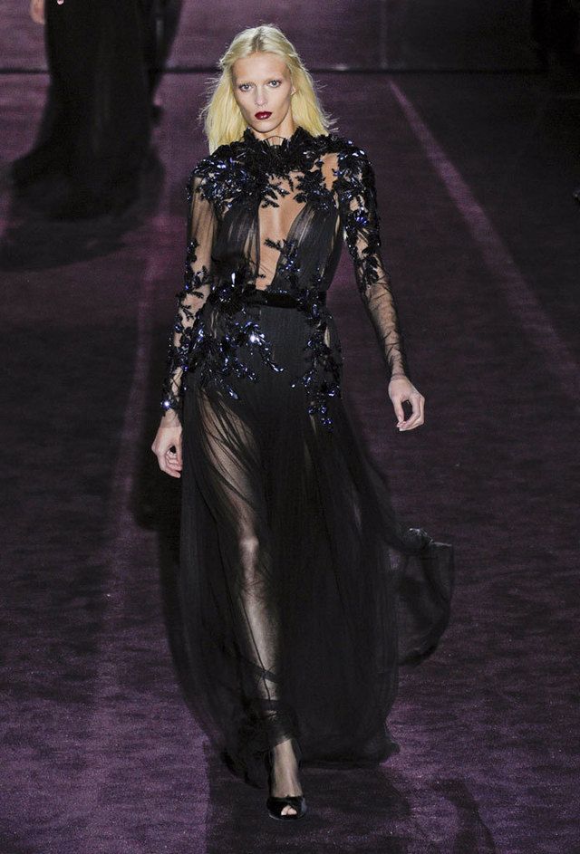 <p>Absolutamente impresionante este vestido de Gucci con detalles naturales de brillo azul oscuro sobre un cuerpo de gasa negra y se ciñe a la piel de la modelo como la suya propia.</p>