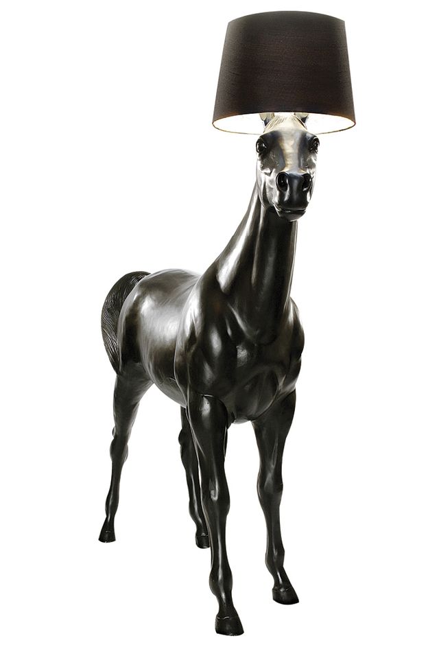 <p>Lámpara de pie Horse, de la colección Animal Thing para Moooi, que incluye la mesa Pig y  la lámpara Rabbit.</p>