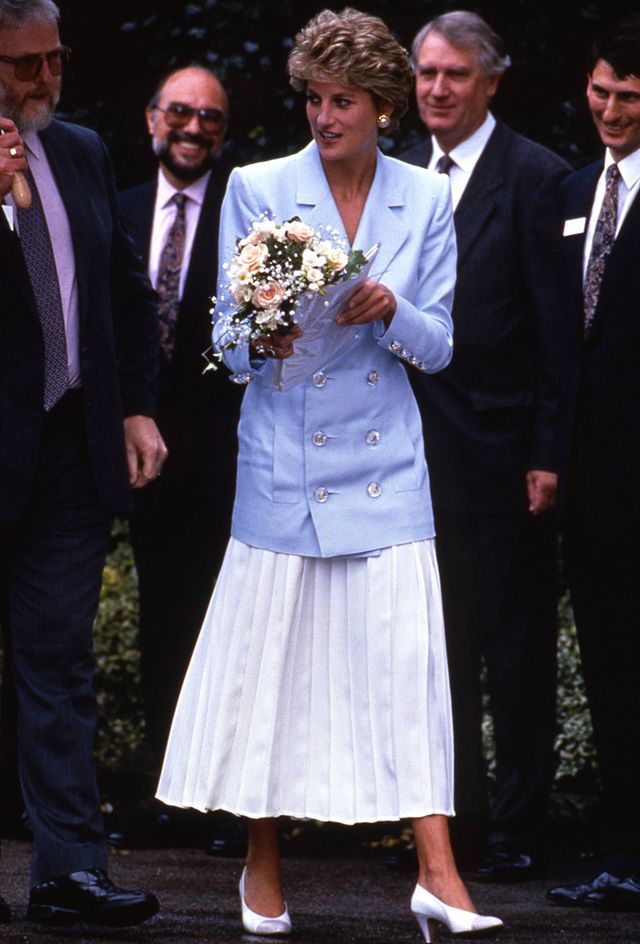 <p>La falda plisada blanca es tendencia y ella ya la llevaba en los 90.</p>