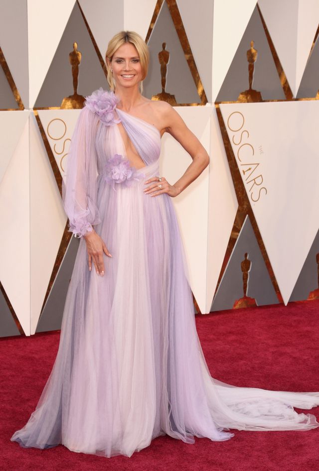 <p><strong>Heidi Klum</strong> llegó a la gala con un vestido asimétrico en tonos lila de <strong>Marchesa</strong>. Demasiado recargado.</p>