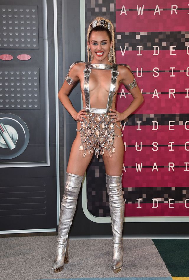 <p>Era la presentadora de los MTV Video Music Awards 2015 y quería provocar, eso es seguro. <strong>Miley Cyrus</strong> llegó a la alfombra roja con un diseño nada tapadito de correas y cristales firmado por <strong>Versace</strong>, botas mosqueteras de la misma firma y joyas de <strong>Lorraine Schwartz</strong>.&nbsp;</p>
