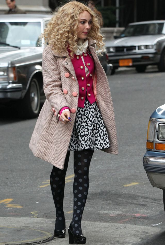 <p>Un look perfecto para combatir el frío de Manhattan con una mezcla arriesgada pero perfecta:&nbsp; falda estampada en blanco y negro, chaleco rosa, blusa con lazo, abrigo en rosa pastel, medias de topos y peep toe con cuña en negro.</p>